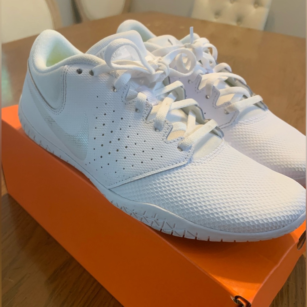 Nike Women’s Cheer size 7 shoes